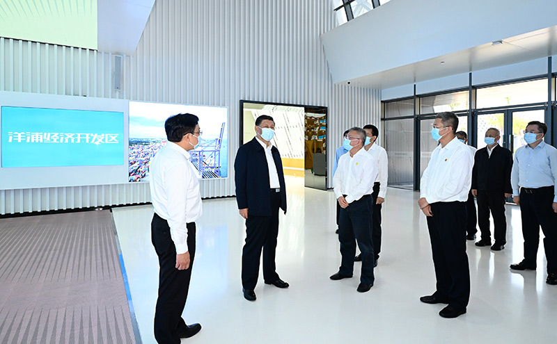 4月10日至13日,中共中央总书记、国家主席、中央军委主席习近平在海南考察。这是12日上午,习近平在洋浦经济开发区考察。新华社记者 李学仁 摄