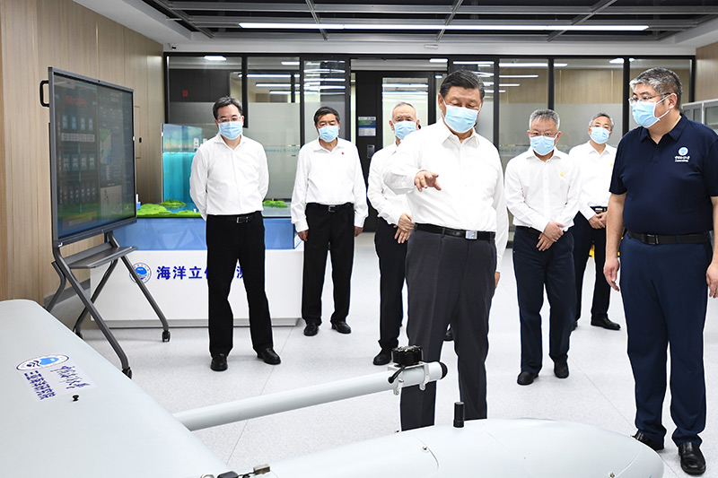 4月10日至13日,中共中央总书记、国家主席、中央军委主席习近平在海南考察。这是10日下午,习近平在中国海洋大学三亚海洋研究院考察。新华社记者 燕雁 摄